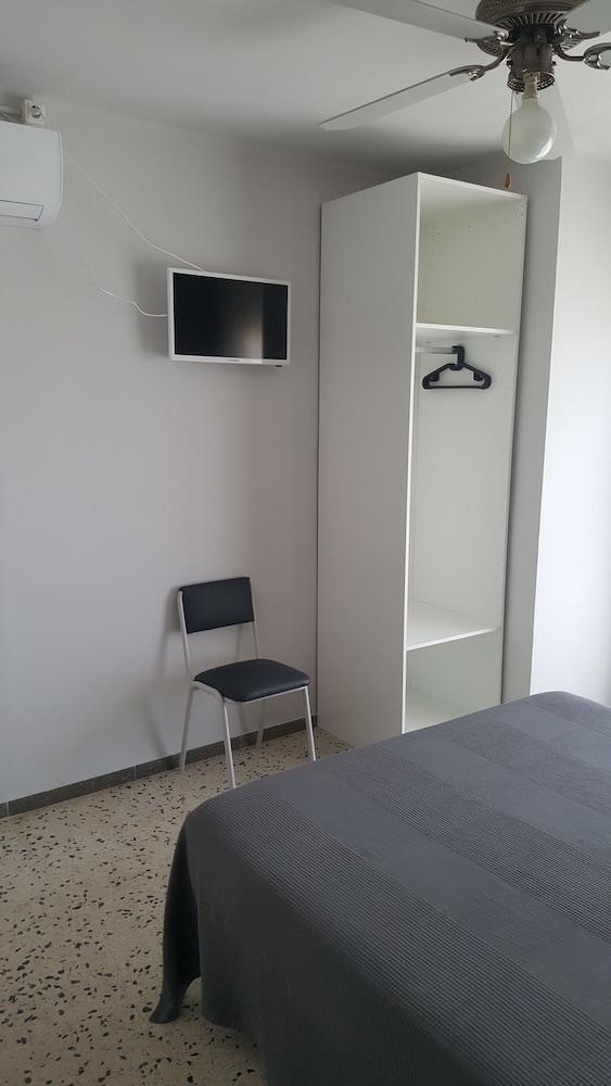 Hostal Can Joanet Cambrils Exterior photo